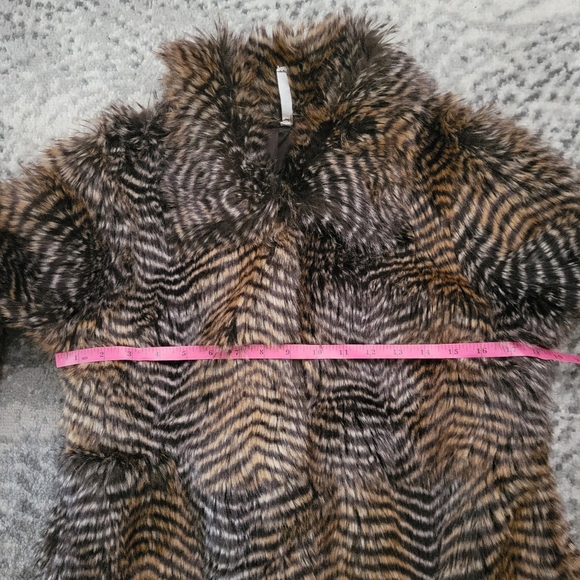 Willow & Clay Faux Fur jacket size medium - Picture 10 of 16